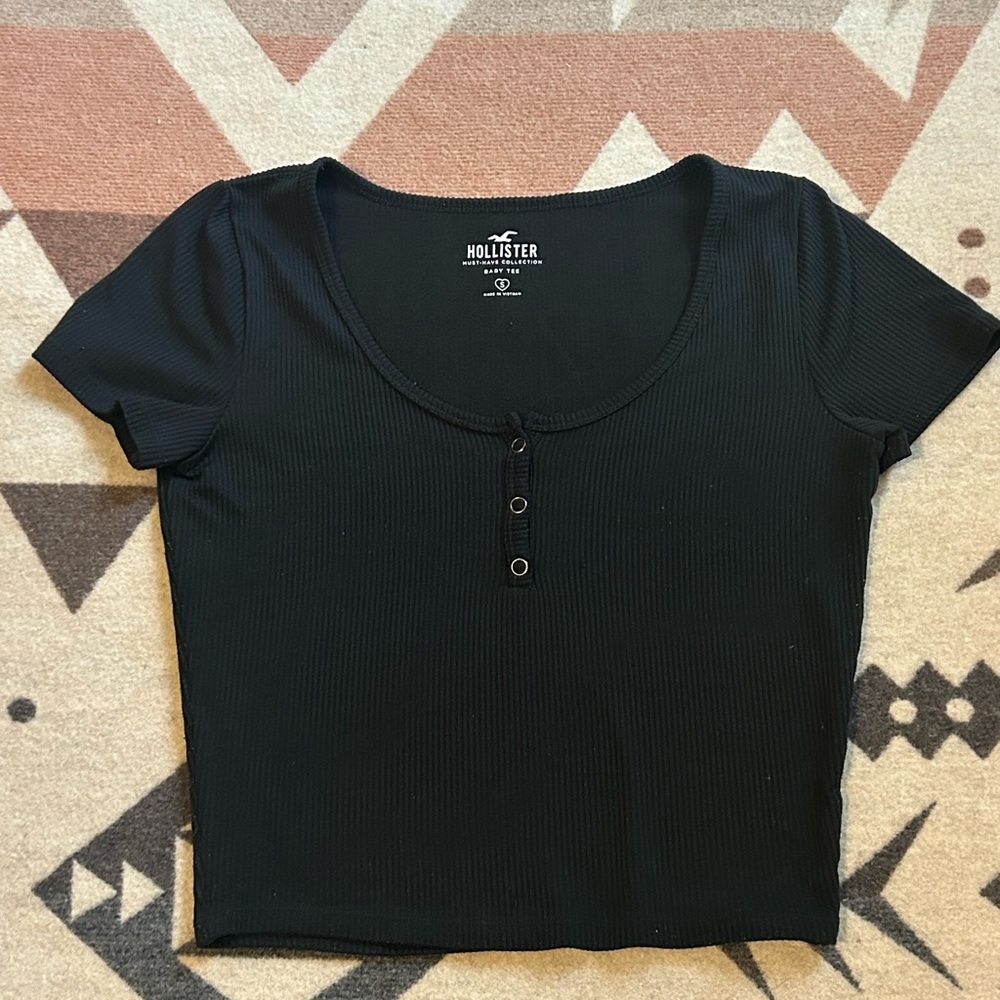 Hollister Women's Black Buttoned Tee